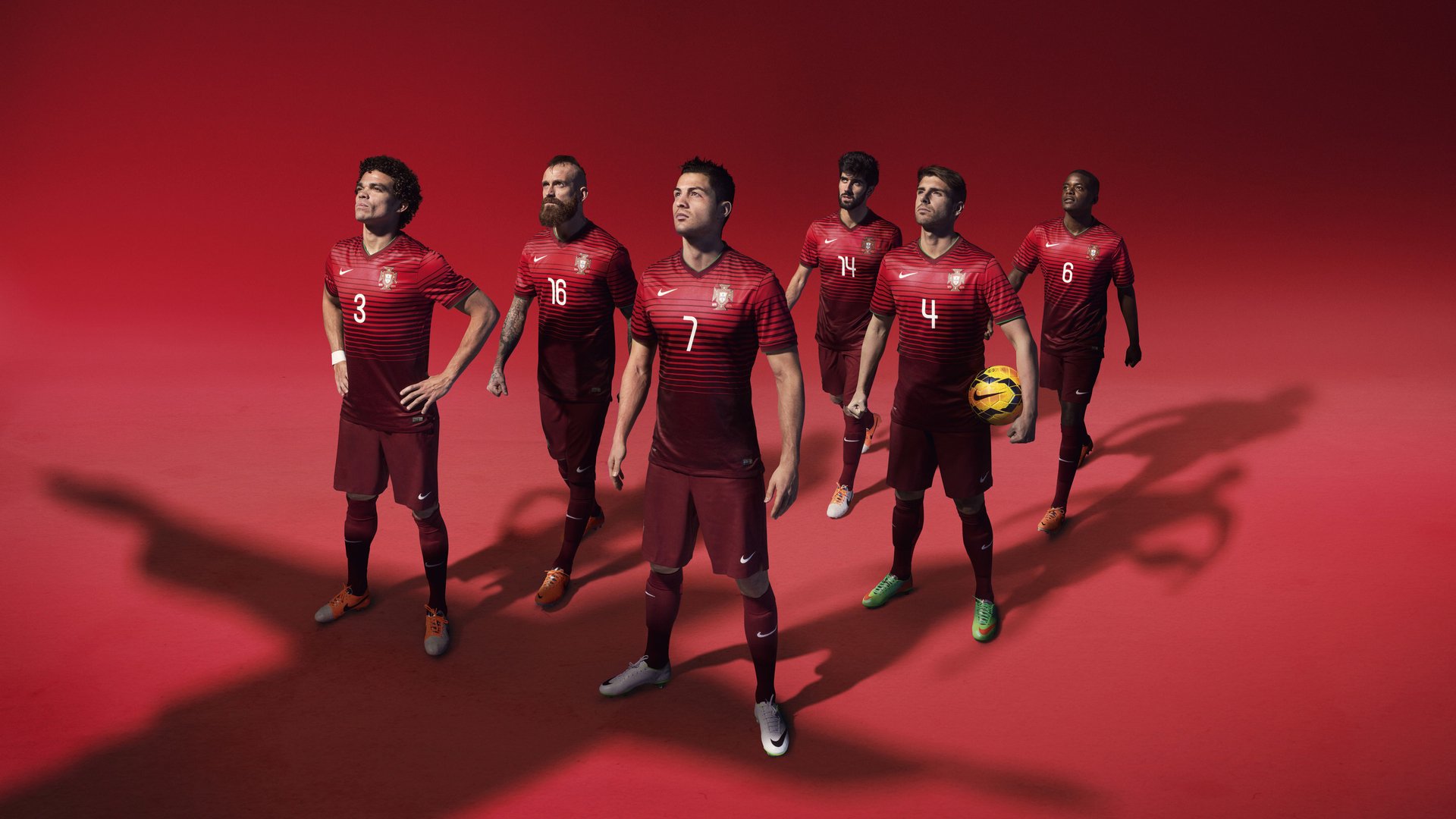 国内足球运动装备创新研发成果频出，行业技术不断突破，国产足球运动装备品牌